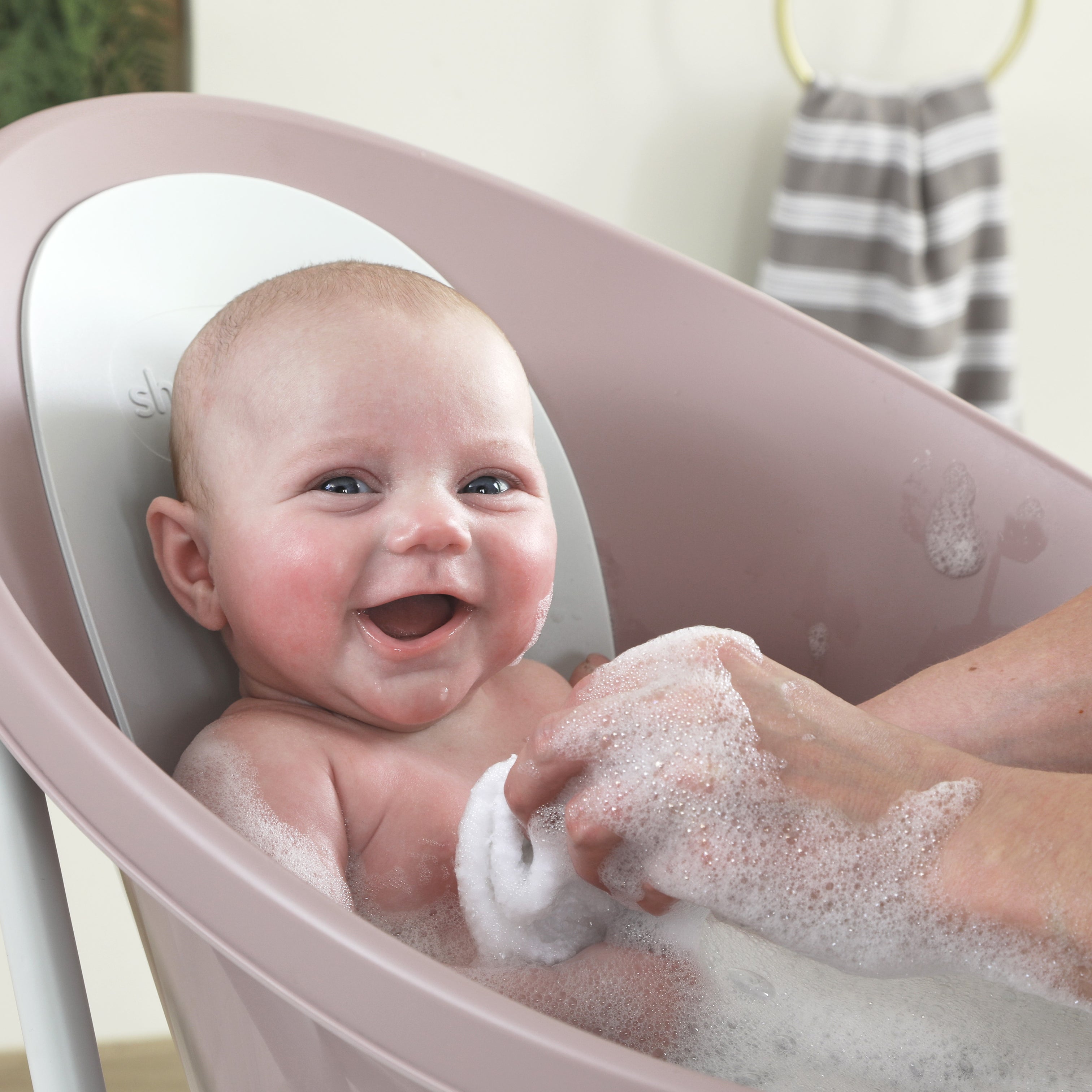 Shnuggle Baby Bath Built in Newborn Support drain plug